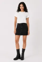 Minifalda de denim negro con diseño recto, tiro alto y costuras con pespuntes en contraste.
