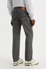 Jean de corte regular fit, con diseño de cinco bolsillos, cierre de bragueta y tiro medio. Presenta un acabado en color gris lavado.