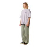 Remera oversize de manga corta color violeta con pequeño estampado gráfico en el pecho.