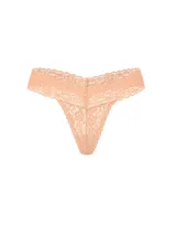 Tanga de encaje color salmón, de tiro bajo con ribetes festoneados y diseño sin cobertura trasera.