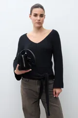 Sweater de punto acanalado color rojo, con escote en V, mangas largas acampanadas y lazo ajustable en la cintura.