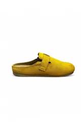 Zueco de ante color lila, con diseño cerrado en la parte delantera, talón abierto y una tira ajustable con hebilla metálica dorada en el empeine.