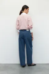 Pantalón de jean negro de corte ancho tipo boyfriend, tiro alto y confeccionado en algodón.