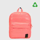 Mochila de diseño acolchado en color turquesa, confeccionada con material reciclado rPET. Cuenta con un compartimento principal amplio con espacio para notebook, bolsillo frontal con cierre y correas acolchadas para mayor comodidad.