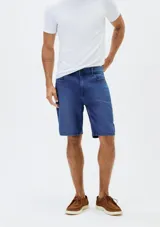 Bermuda de jeans azul con bolsillos delanteros y traseros.