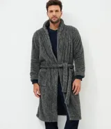 Bata de baño masculina de plush con textura acanalada, cuenta con lazo ajustable en la cintura y dos bolsillos delanteros.