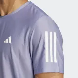 Remera de running Adidas Own The Run color lila con logo y tres tiras blancas.