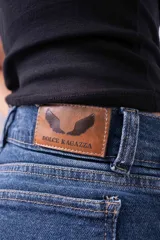 Jean mom fit de tiro alto, color azul oscuro, con cierre de botón y cremallera, y dobladillo en los tobillos.