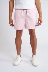 Short de baño color turquesa con cintura elástica y cordón ajustable. Presenta bolsillos laterales y un bolsillo trasero, con el logo de la marca bordado en la parte inferior de la pierna.