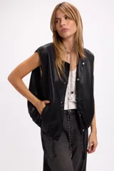 Chaleco de cuero sintético negro, con cierre frontal de botones a presión, bolsillos laterales y ruedo regulable con cordón elástico.