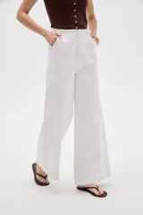 Pantalón de jean blanco de tiro alto, corte ancho y recto, con bolsillos laterales.