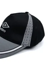 Gorro tipo visera Umbro modelo Trener, en colores bordo y rojo, con logo de la marca bordado en el frente y detalles en tono tostado en la visera.