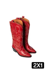 Botas texanas de caña alta color rojo, confeccionadas en cuero con costuras decorativas en contraste que forman diseños tradicionales. Presentan punta fina y taco bajo cuadrado.