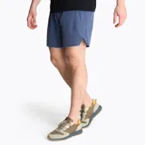 Short deportivo de secado rápido con cintura elástica, cordón interior y calzoncillo integrado. Cuenta con bolsillos delanteros y un bolsillo trasero con cierre invertido, además de detalles reflectivos.