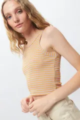 Crop top a rayas horizontales celestes y blancas, sin mangas y de corte ajustado.