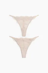 Pack de dos bombachas colaless de tiro bajo, confeccionadas en encaje color beige, con laterales finos y tiras regulables.