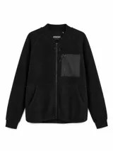 Campera bomber de estilo híbrido, combinando cuerpo de tejido tipo corderito con mangas de algodón liso. Presenta cierre frontal completo, cuello, puños y ruedo en tejido rib, además de un bolsillo frontal con cierre en el pecho y dos bolsillos laterales.