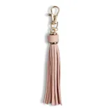 Llavero con gancho dorado y flecos de cuero sintético color rosa pálido.
