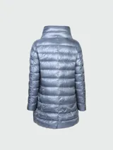 Campera acolchada de corte slim fit, confeccionada en nylon ultraligero con acabado brillante. Presenta cuello alto, cierre frontal oculto y diseño de matelassé horizontal.
