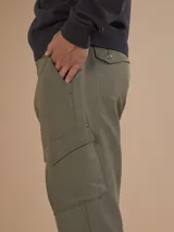 Pantalón negro de corte recto con bolsillos cargo laterales y cintura elástica.