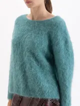 Sweater de tejido de punto con textura peluda, color verde azulado, de corte recto y escote bote.
