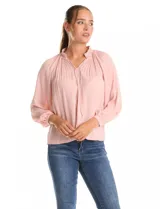 Blusa de gasa con plisado soleil, cuello a la base fruncido con escote en V regulable mediante lazos, y mangas largas abullonadas con puños sastreros.