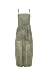 Mono largo strapless de tejido de punto con lurex color verde militar, con diseño translúcido y detalle de lazo cruzado en la cintura.