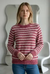 Sweater de punto con diseño de rayas horizontales en color marrón y blanco, de cuello redondo y manga larga con puños acanalados.