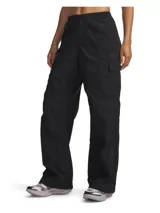 Pantalón cargo de corte holgado confeccionado en tejido técnico ripstop resistente al agua. Presenta cintura elástica con cierre de botón, bolsillos laterales con cremallera, bolsillo cargo con solapa y cordón elástico ajustable en los bajos.