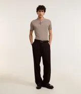 Remera Marfinno de corte slim para hombre, color gris topo, confeccionada en mezcla de viscosa, con cuello padre, cierre frontal parcial de botones y manga corta.