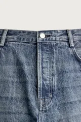 Pantalón jeans de corte relaxed fit, color azul con efecto ligeramente lavado, perneras rectas con raya de planchado frontal y diseño de cinco bolsillos.