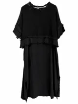 Vestido midi negro con superposición de tela de red en la parte superior y mangas cortas, con detalles de flecos en los bordes y aberturas laterales.