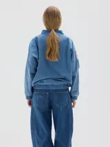 Campera de jean con diseño de paneles en denim azul y blanco, con cierre frontal completo, cuello alto, puños y cintura elásticos.