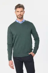 Suéter de tejido fino color azul marino, con cuello en V y manga larga. Presenta un pequeño logo bordado en el pecho.