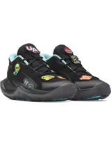 Championes de básquetbol Under Armour modelo GS Jet 25, color negro con detalles en celeste. Presentan un diseño de corte medio con parches extraíbles con velcro, entresuela Micro G para mayor amortiguación y suela de goma resistente para un mejor agarre en la cancha.