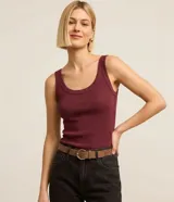 Musculosa de rib en color verde militar, con escote en U y diseño ajustado.