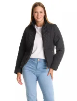 Campera capitoneada negra con diseño de rombos y paneles laterales en tejido elastizado para un ajuste entallado. Presenta cuello alto, cierre frontal y bolsillos laterales con cierre.