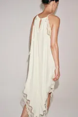 Vestido largo ZARA Woman Collection confeccionado en hilatura de viscosa de color crudo, con cuello halter, tirantes finos, detalles de encaje a tono y bajo asimétrico.