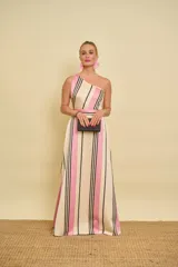 Vestido largo de tafeta con diseño de líneas verticales en tonos beige, rosado y negro, de un solo hombro.