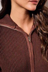 Campera tejida de algodón con cierre frontal completo y cuello alto. Presenta una textura acanalada vertical y puños y ruedo elásticos.