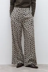 Pantalón de corte recto y tiro alto con estampado geométrico en tonos verde oliva y crema.