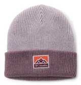 Gorro de lana tejido con diseño bicolor, presentando una parte superior en tono lavanda claro y un borde doblado en un tono violeta más oscuro. Incluye un parche frontal rectangular con el logo de la marca y un gráfico de montañas.
