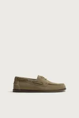 Zapato náutico de hombre confeccionado en piel con acabado en serraje, color marrón claro, con detalles de cordones y ojales metálicos.
