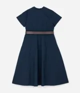 Vestido chemise midi de corte holgado, confeccionado en tricolina color azul marino. Presenta cuello tipo padre, cierre frontal con botones metalizados, mangas cortas y pliegues en la falda. Incluye un cinturón marrón para ajustar a la cintura.