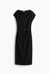 Vestido midi negro, de manga corta, con escote drapeado tipo barco y un cinturón fino con hebilla cuadrada que ajusta la cintura.