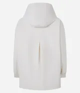 Campera oversized color beige con capucha ajustable, cierre frontal con cremallera, bolsillos cargo delanteros y puños con pliegues.