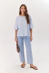 Sandalias planas con estampado animal, hebilla dorada y suela marrón.