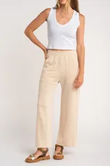 Pantalón de corte recto y tiro medio, confeccionado en tejido de algodón con textura acanalada. Presenta cintura elástica, bolsillos laterales y un calce holgado y cómodo.