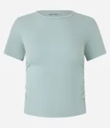 Remera deportiva de manga corta confeccionada en microfibra, con cuello redondo y diseño ajustado con fruncidos en los laterales.