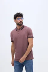 Chomba piqué de manga corta verde militar con cuello y puños tejidos a contratono en tonos claros. Cuenta con cartera de tres botones y pequeño logo bordado en el pecho.